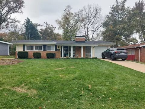 16 Country Ln, Florissant, MO 63033