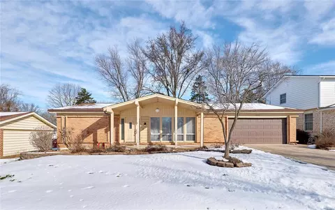 15713 Hill House Rd, Chesterfield, MO 63017