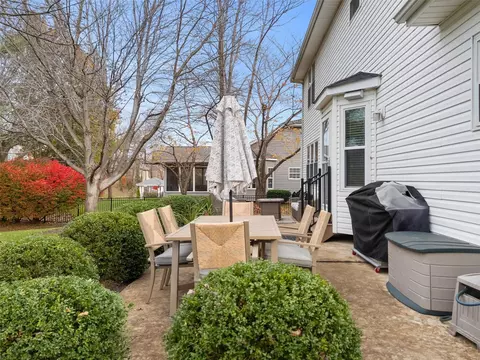 237 E Governor Pl, Saint Charles, MO 63301 photo 9