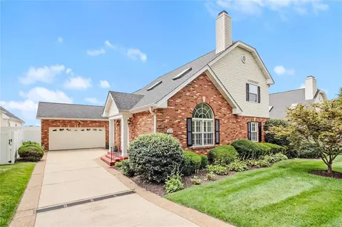 7430 Whitehall Colonial Ln, Saint Louis, MO 63119