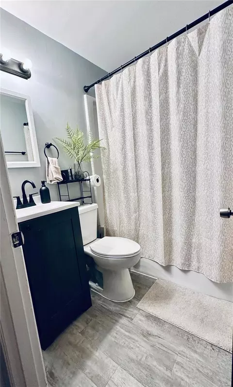 Bath - 6325 Everett Dr, Saint Louis, MO 63134 photo 1 of 3