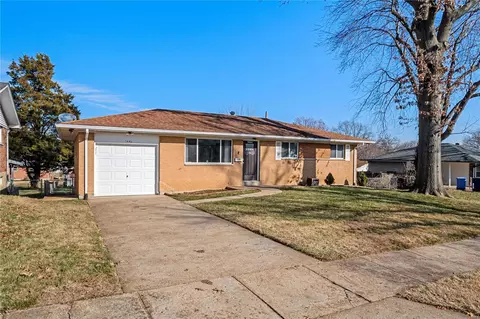 1445 Miller Dr, Florissant, MO 63031