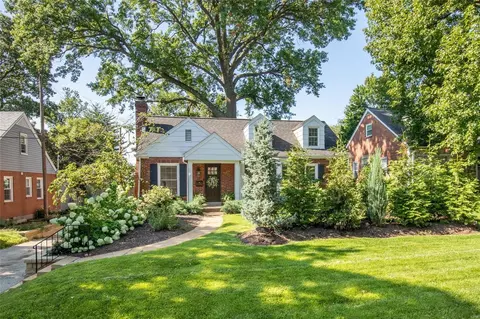 46 Holly Dr, Webster Groves, MO 63119