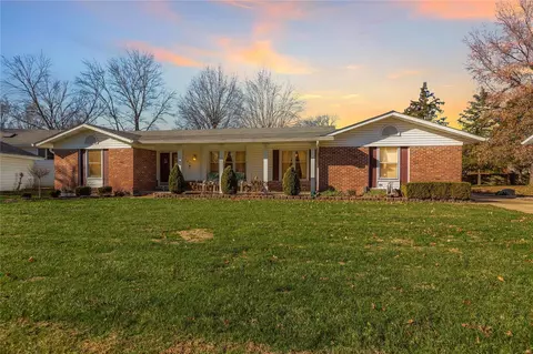 469 Chamberlin Dr, Manchester, MO 63021