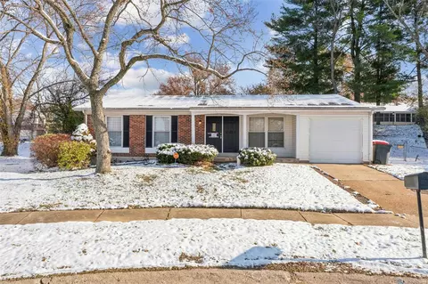 6540 Farm Pond Ct, Florissant, MO 63033