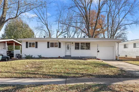 1240 Parakeet Ln, Florissant, MO 63031