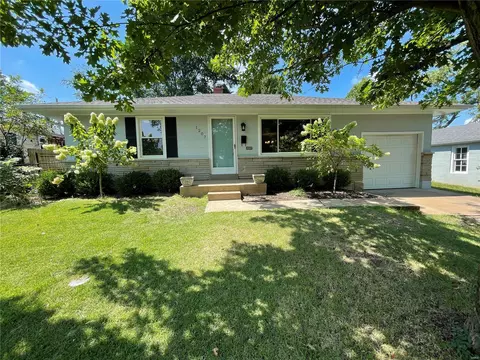 1207 Folger Ave, Saint Louis, MO 63122