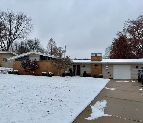 9 Media Dr, Saint Louis, MO 63146