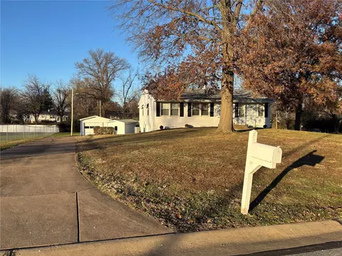 1355 Clarkson Dr, Ellisville, MO 63011