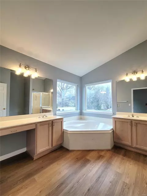 Bath - 377 Remington Way Dr, Ballwin, MO 63021 photo 2 of 5
