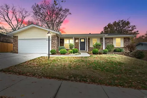 1119 Grenadier Ln, Manchester, MO 63021