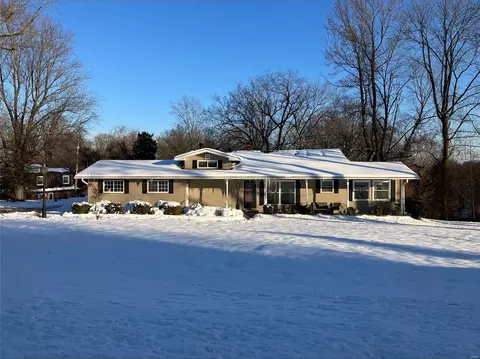10 Castle Dr, Florissant, MO 63034