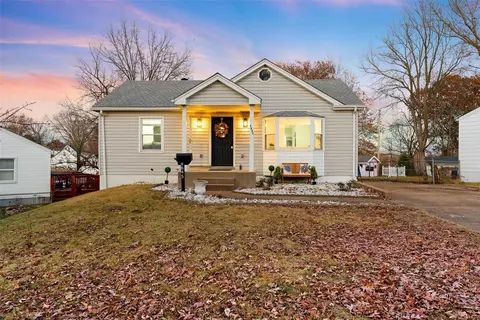 9845 Meadow View Dr, Saint Louis, MO 63114