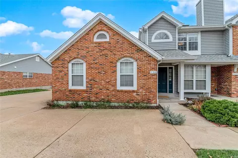 124 Holloway Rd, Ballwin, MO 63011