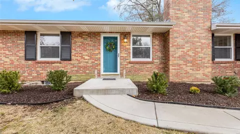 126 Blackthorn Dr, Saint Louis, MO 63123