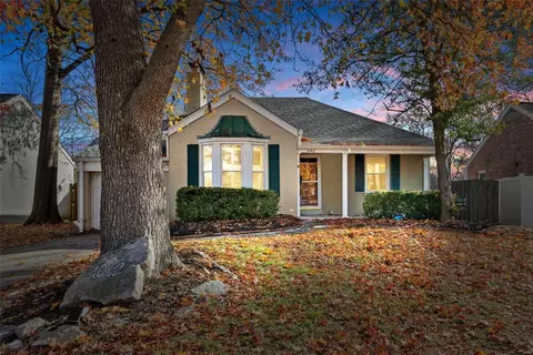 1042 N Geyer Rd, Saint Louis, MO 63122