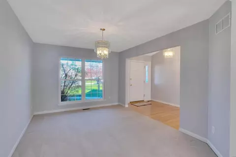 Living - 4 Crawford Ct, O'fallon, MO 63366 photo 2 of 6