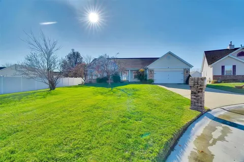 Exterior - 4 Crawford Ct, O'fallon, MO 63366 photo 2 of 9