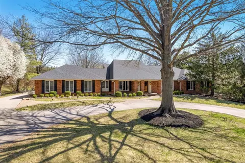 216 Falling Leaves Ct, Creve Coeur, MO 63141