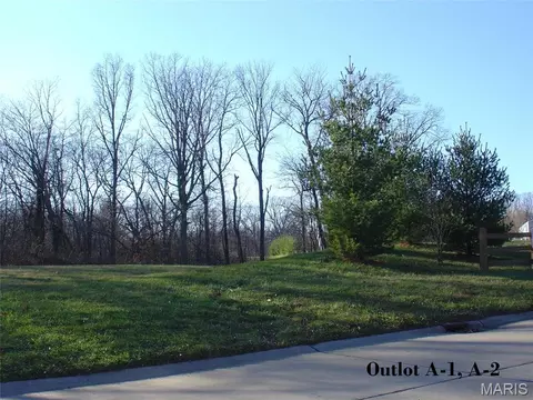 896 Grafton Hills Dr, Grafton, IL 62037