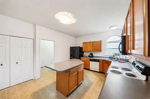 Kitchen - 1276 Arbor Bluff Cir, Ballwin, MO 63021 photo 2 of 7