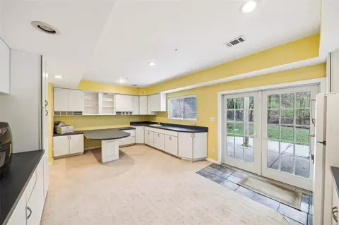 Kitchen - 1276 Arbor Bluff Cir, Ballwin, MO 63021 photo 4 of 7