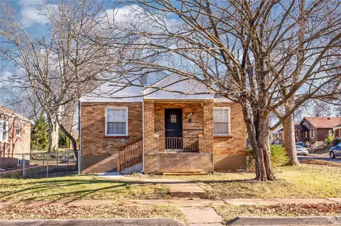 3700 Killarney Ct, Saint Louis, MO 63114