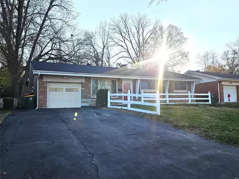 900 Marias Dr, Saint Louis, MO 63137