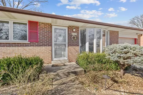 9177 General Grant Ln, Saint Louis, MO 63123