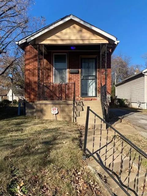 711 Gimblin Rd, Saint Louis, MO 63147