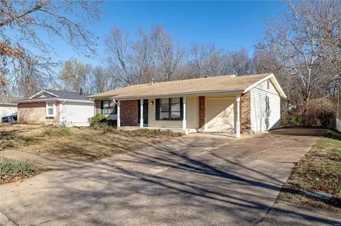 571 Golfwood Dr, Ballwin, MO 63021 photo 2