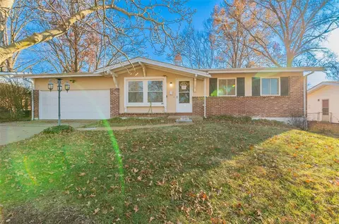 2560 Dukeland Dr, Saint Louis, MO 63136