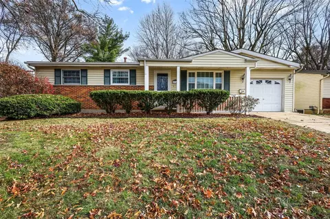 1740 Queens Dr, Florissant, MO 63031