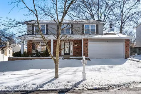 718 Oak Run Ln, Ballwin, MO 63021