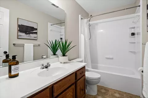 Bath - 718 Oak Run Ln, Ballwin, MO 63021 photo 5 of 7