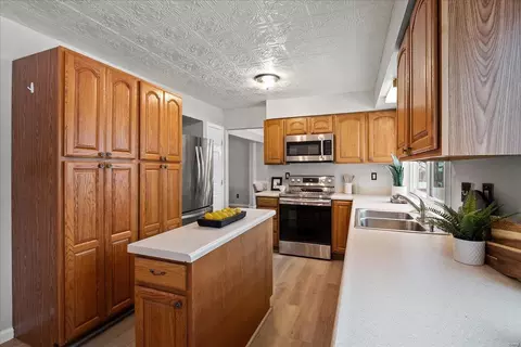 Kitchen - 718 Oak Run Ln, Ballwin, MO 63021 photo 2 of 6