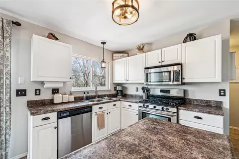 Kitchen - 6 Royallcrest Ct, O'fallon, MO 63368 photo 2 of 2