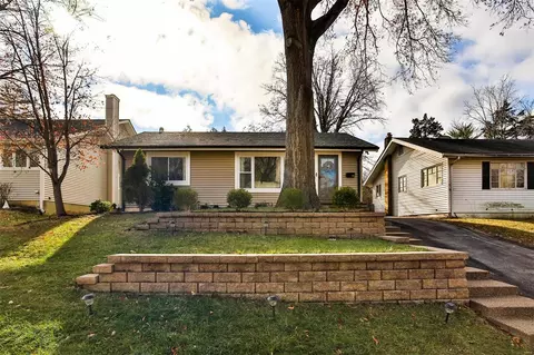 812 Queen Anne Pl, Saint Louis, MO 63122
