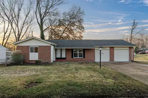 1900 Valley Park Rd, Fenton, MO 63026