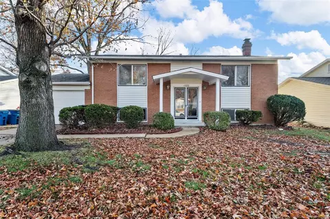 1280 Glenmeade Dr, Maryland Heights, MO 63043