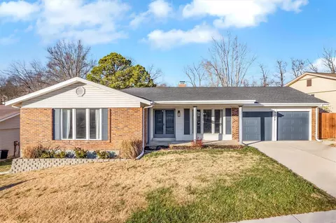 5007 Suson Hills Dr, Saint Louis, MO 63128