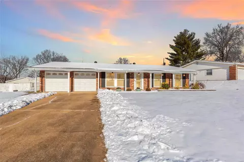 4823 Holmeswood Ct, Saint Louis, MO 63128