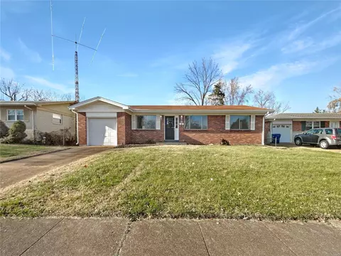 24 Hammes Dr, Florissant, MO 63031