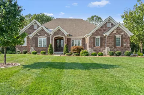 30 Meadowbrook Country Club Est, Ballwin, MO 63011