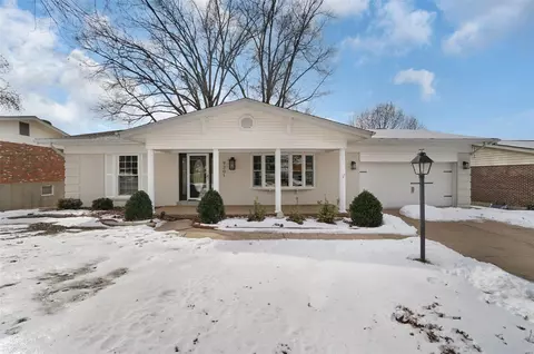 9201 Cherry Brook Ln, Saint Louis, MO 63126