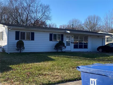 1260 Pamela Dr, Florissant, MO 63031