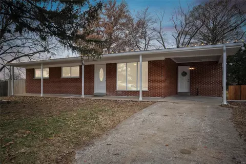 8714 Carmel Ct, Hazelwood, MO 63042