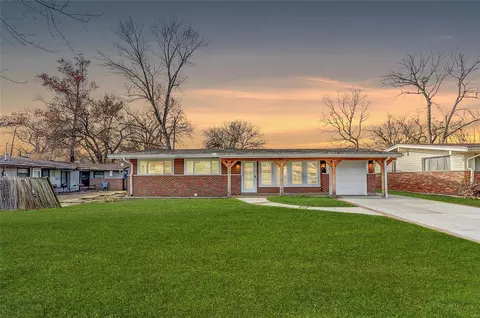 10709 Hallstead Dr, Saint Louis, MO 63136