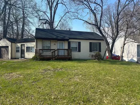 243 Estridge Rd, Saint Louis, MO 63137