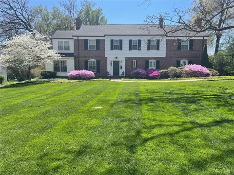 30 Loren Woods, Ladue, MO 63124